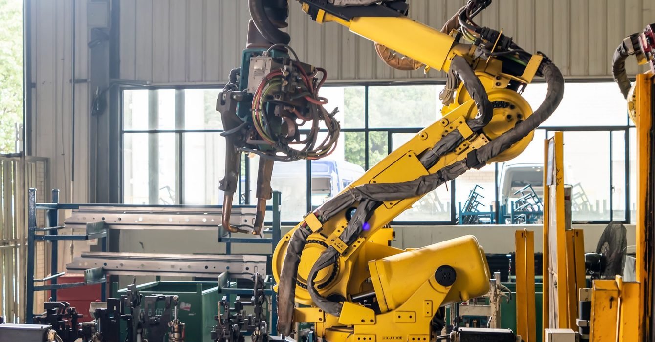 robot-arm-is-production-line-1 robot-arm-is-production-line-1